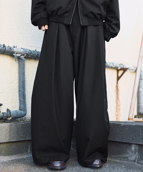 ROCHEM(ローシェン)の「【セットアップ対応】パイピングデザインディープタックトラックパンツ(その他パンツ・メンズ・グレー/ブラック・S/M/L/XS)」の6枚目の写真