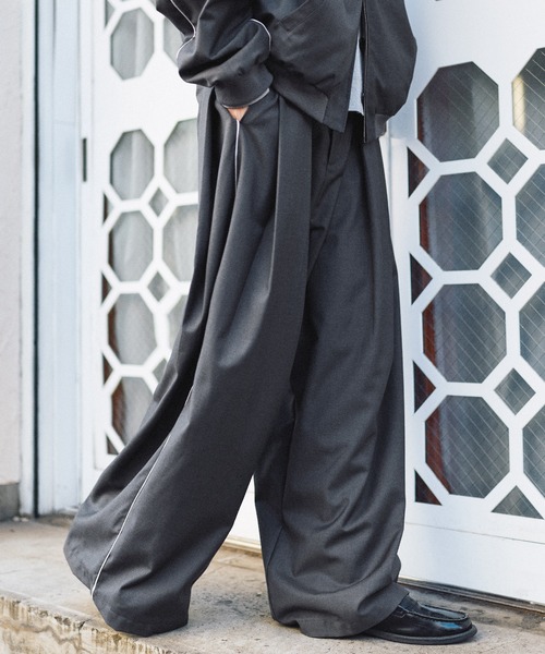 ROCHEM(ローシェン)の「【セットアップ対応】パイピングデザインディープタックトラックパンツ(その他パンツ・メンズ・グレー/ブラック・S/M/L/XS)」の16枚目の写真
