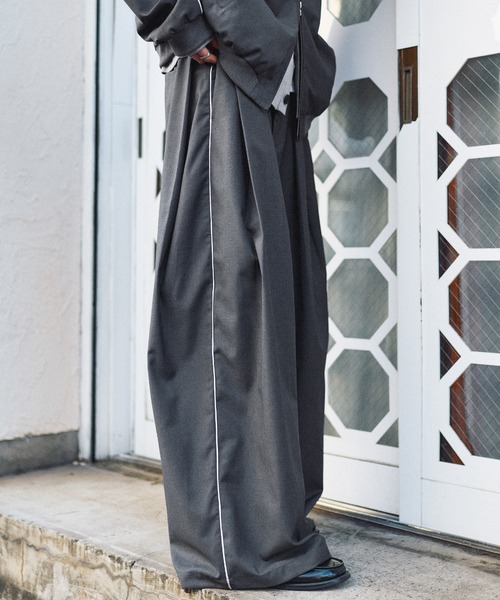 ROCHEM(ローシェン)の「【セットアップ対応】パイピングデザインディープタックトラックパンツ(その他パンツ・メンズ・グレー/ブラック・S/M/L/XS)」の17枚目の写真