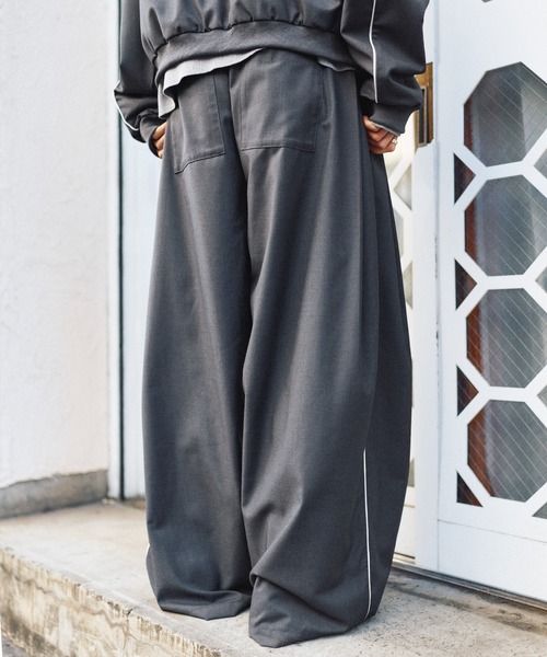 ROCHEM(ローシェン)の「【セットアップ対応】パイピングデザインディープタックトラックパンツ(その他パンツ・メンズ・グレー/ブラック・S/M/L/XS)」の18枚目の写真