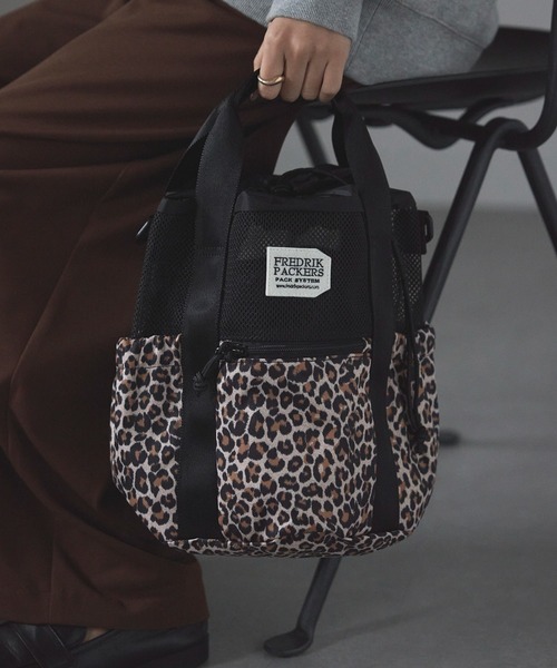 FREDRIK PACKERS(フレドリックパッカーズ)の「【FREDRIK PACKERS】≪別注≫COLUMN TOTE ショルダーバッグ/手提げトート/巾着(ショルダーバッグ・レディース・レオパード/ブラック系1/ブラック系2・FREE)」の1枚目の写真