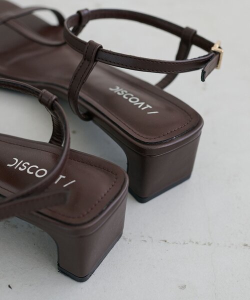 DISCOAT(ディスコート)の「Tストラップサンダル(サンダル・レディース・ブラック/ブラウン・MEDIUM/LARGE)」の7枚目の写真