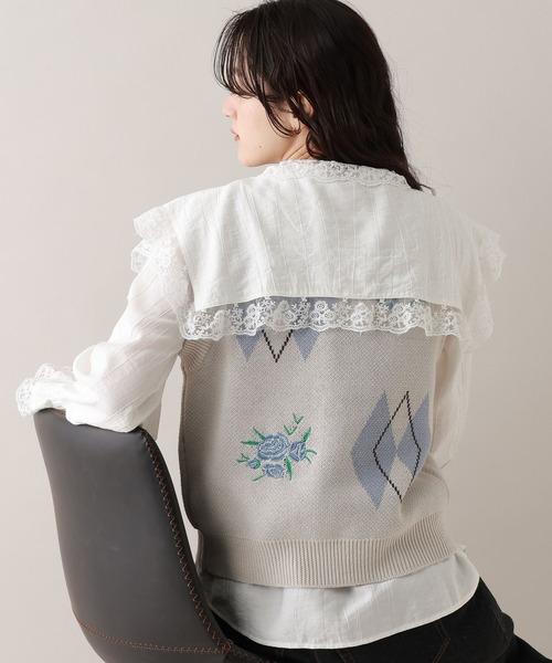 RAGEBLUE(レイジブルー)の「フラワー刺繍ニットベスト(ベスト・レディース・ホワイト/チャコールグレー・FREE)」の7枚目の写真
