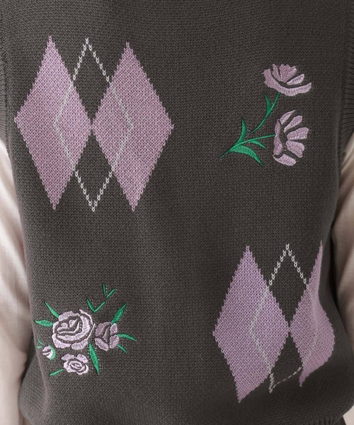 RAGEBLUE(レイジブルー)の「フラワー刺繍ニットベスト(ベスト・レディース・ホワイト/チャコールグレー・FREE)」の16枚目の写真