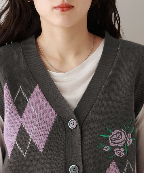 RAGEBLUE(レイジブルー)の「フラワー刺繍ニットベスト(ベスト・レディース・ホワイト/チャコールグレー・FREE)」の17枚目の写真