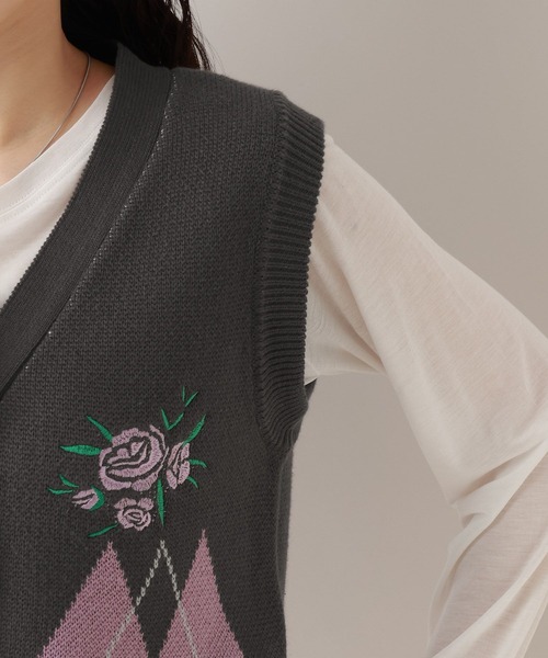 RAGEBLUE(レイジブルー)の「フラワー刺繍ニットベスト(ベスト・レディース・ホワイト/チャコールグレー・FREE)」の18枚目の写真