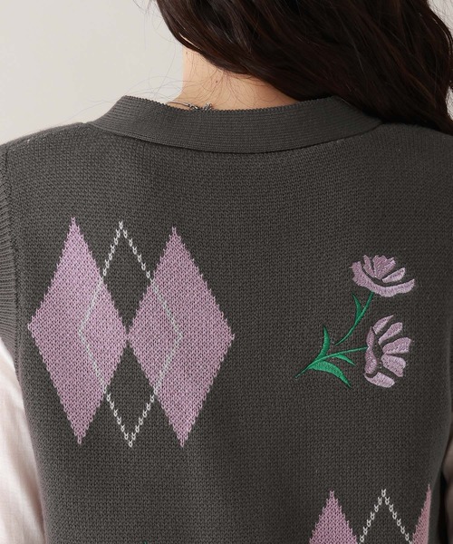 RAGEBLUE(レイジブルー)の「フラワー刺繍ニットベスト(ベスト・レディース・ホワイト/チャコールグレー・FREE)」の20枚目の写真