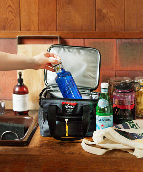 NANGA（ナンガ）の「NANGA × FREAK'S STORE/ナンガ × フリークスストア 別注 SOFT COOLER 5L ソフトクーラー 5L（アウトドアグッズ・メンズ・グレー/ブラック・ONE SIZE）」の2枚目の写真