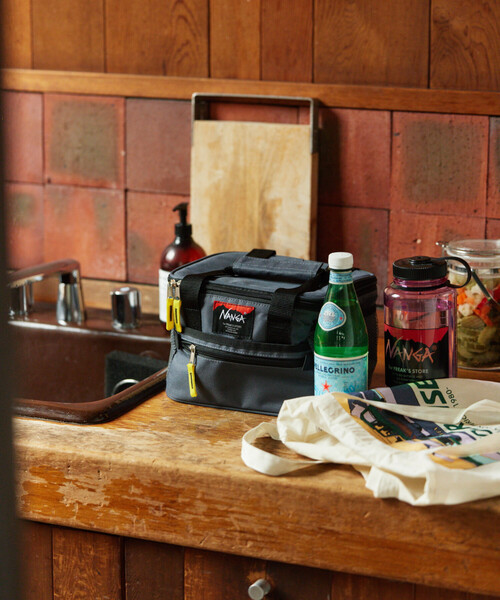 NANGA（ナンガ）の「NANGA × FREAK'S STORE/ナンガ × フリークスストア 別注 SOFT COOLER 5L ソフトクーラー 5L（アウトドアグッズ・メンズ・グレー/ブラック・ONE SIZE）」の8枚目の写真