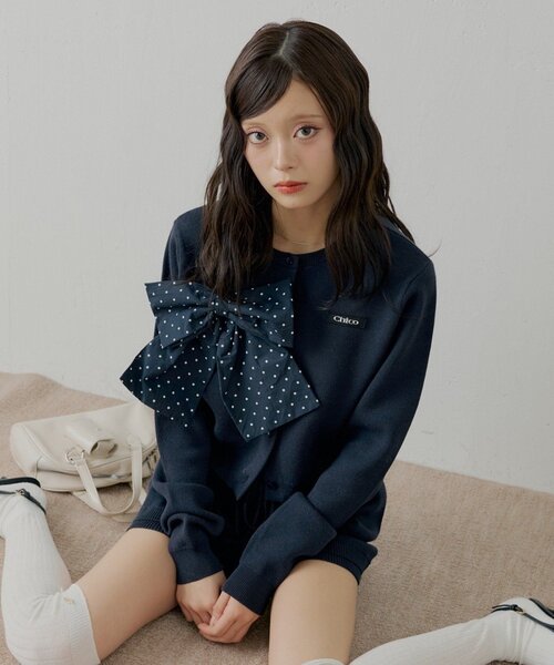 Chico(チコ)の「【セットアップ対応】リボンコンパクトニットカーディガン(カーディガン/ボレロ・レディース・グレー/ブラック系その他2/ブルー系その他2/ネイビー・FREE)」の3枚目の写真