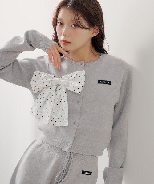 Chico(チコ)の「【セットアップ対応】リボンコンパクトニットカーディガン(カーディガン/ボレロ・レディース・グレー/ブラック系その他2/ブルー系その他2/ネイビー・FREE)」の1枚目の写真