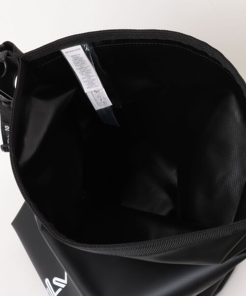 Quiksilver（クイックシルバー）の「QUIKSILVER メンズ MEDIUM BACK DRY スタッシュバッグ Mサイズ 10L 防水【2026年春夏モデル】/ターポリン（ショルダーバッグ・メンズ・ブラック・FREE）」の4枚目の写真
