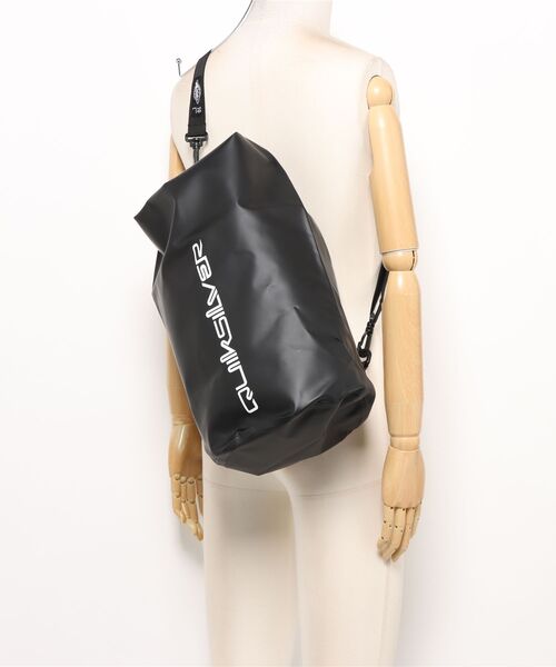 Quiksilver（クイックシルバー）の「QUIKSILVER メンズ MEDIUM BACK DRY スタッシュバッグ Mサイズ 10L 防水【2026年春夏モデル】/ターポリン（ショルダーバッグ・メンズ・ブラック・FREE）」の5枚目の写真