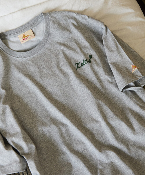 FREAK'S STORE(フリークスストア)の「限定展開 KELTY×FREAK'S STORE ケルティ 別注 ビッグシルエット ロゴワンポイント ハート刺繍 クルーネックTシャツ UVカット 接触冷感 吸水速乾(Tシャツ/カットソー・メンズ・ブラック/ネイビー/ピンク/ホワイト/杢グレー・SMALL/LARGE/MEDIUM)」の3枚目の写真