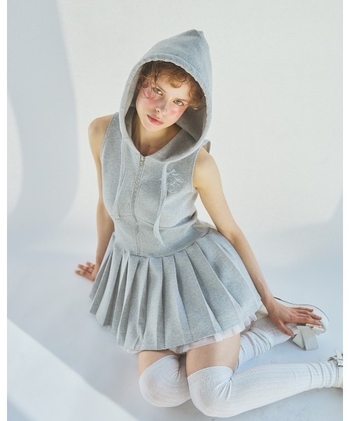 lilLilly（リルリリー）の「ノースリーブパーカープリーツワンピース（ワンピース・レディース・グレー/ブラック・FREE）」の2枚目の写真