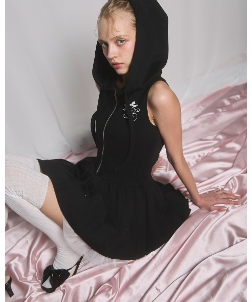 lilLilly（リルリリー）の「ノースリーブパーカープリーツワンピース（ワンピース・レディース・グレー/ブラック・FREE）」の3枚目の写真