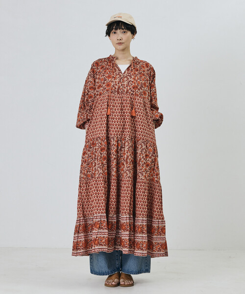 Freada（フリーダ）の「Freada/フリーダ インドフラワープリント4段ティアードドレス（ワンピース・レディース・ブルー/オレンジ・ONE SIZE）」の3枚目の写真
