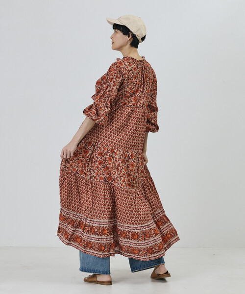 Freada（フリーダ）の「Freada/フリーダ インドフラワープリント4段ティアードドレス（ワンピース・レディース・ブルー/オレンジ・ONE SIZE）」の8枚目の写真