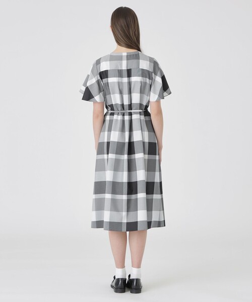BLUE LABEL CRESTBRIDGE（ブルーレーベルクレストブリッジ）の「【一部店舗限定】クレストブリッジチェックライトクロッシングツイルドレス（ワンピース・レディース・グレー系その他2/オレンジ系その他2・38/36）」の4枚目の写真
