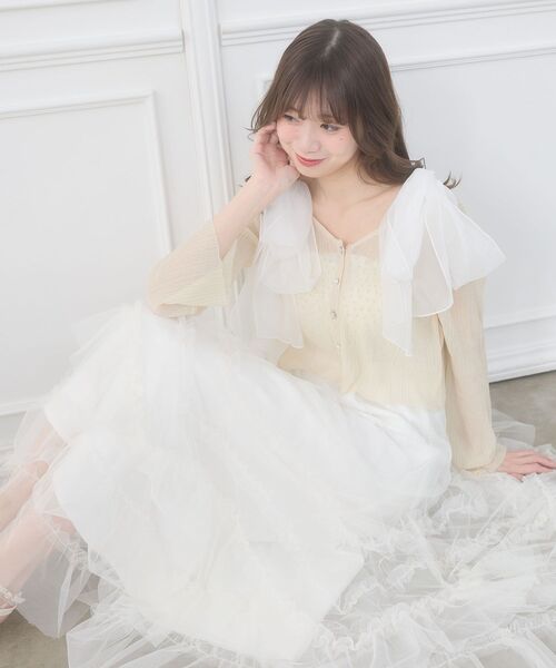MAJESTIC LEGON（マジェスティックレゴン）の「ビジューボタンシアーカーディガン（ニット/セーター・レディース・アイボリー/ブルー/オフホワイト/ピンク/ネイビー・MEDIUM）」の3枚目の写真