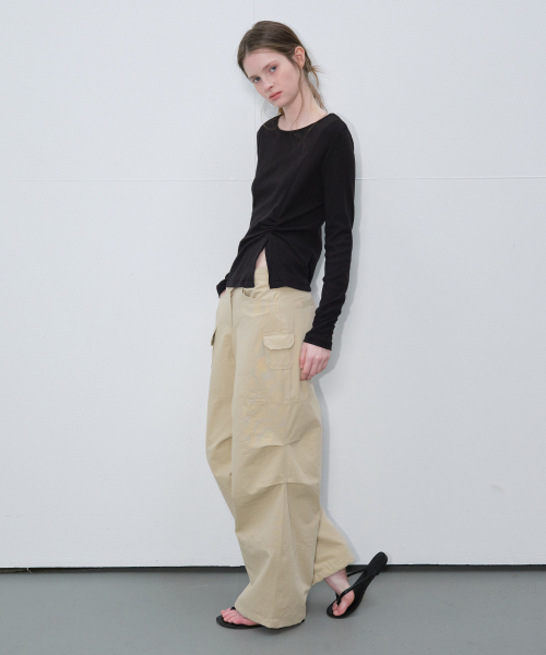 FRIVER07（フリバー07）の「Twisted unbalanced t-shirt [FRSP06LT12]_Black（Tシャツ/カットソー・レディース・ブラック・FREE）」の2枚目の写真
