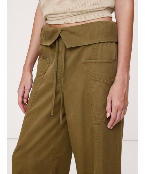 Banana Republic(バナナリパブリック)の「ハイライズ ストレートレッグ フィッシャーマン パンツ(その他パンツ・レディース・オリーブ/その他・M/S/L/XS)」の6枚目の写真