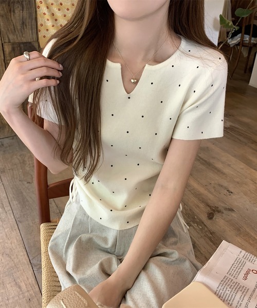 Girly Doll(ガーリードール)の「キーネックサイドシャーリングドット半袖ニット(Tシャツ/カットソー・レディース・ブラック/ブルー/ホワイト/ベージュ・FREE)」の4枚目の写真