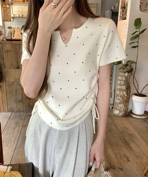 Girly Doll(ガーリードール)の「キーネックサイドシャーリングドット半袖ニット(Tシャツ/カットソー・レディース・ブラック/ブルー/ホワイト/ベージュ・FREE)」の14枚目の写真