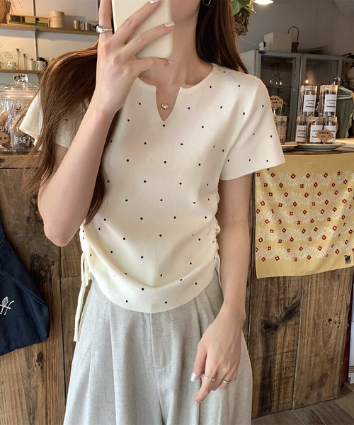 Girly Doll(ガーリードール)の「キーネックサイドシャーリングドット半袖ニット(Tシャツ/カットソー・レディース・ブラック/ブルー/ホワイト/ベージュ・FREE)」の15枚目の写真