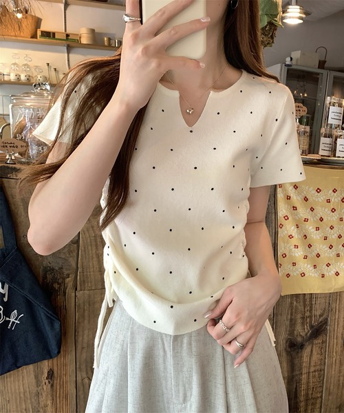 Girly Doll(ガーリードール)の「キーネックサイドシャーリングドット半袖ニット(Tシャツ/カットソー・レディース・ブラック/ブルー/ホワイト/ベージュ・FREE)」の5枚目の写真