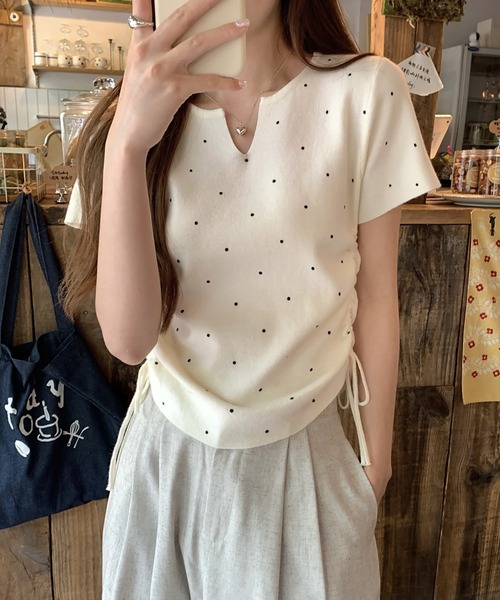Girly Doll(ガーリードール)の「キーネックサイドシャーリングドット半袖ニット(Tシャツ/カットソー・レディース・ブラック/ブルー/ホワイト/ベージュ・FREE)」の6枚目の写真