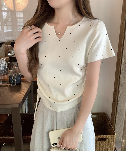 Girly Doll(ガーリードール)の「キーネックサイドシャーリングドット半袖ニット(Tシャツ/カットソー・レディース・ブラック/ブルー/ホワイト/ベージュ・FREE)」の7枚目の写真