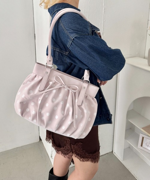 SOLLON.(ソルロン)の「ドットリボンボストンバッグ(ショルダーバッグ・レディース・ブラック/オフホワイト/ピンク/ライトブルー・FREE)」の5枚目の写真