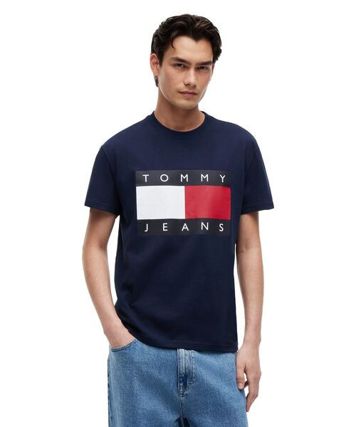 tommy jeans(トミー ジーンズ)の「フラッグロゴプリントショートスリーブTシャツ(Tシャツ/カットソー・メンズ・ホワイト/マルチ・SMALL/X-LARGE/LARGE/MEDIUM/X-SMALL)」の2枚目の写真
