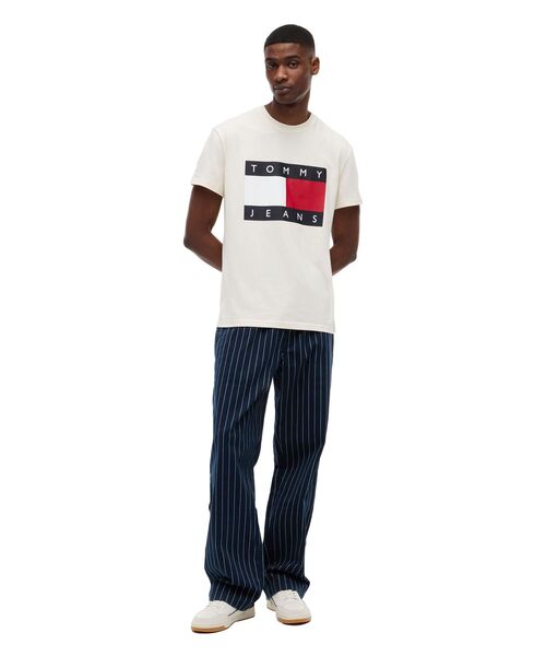tommy jeans(トミー ジーンズ)の「フラッグロゴプリントショートスリーブTシャツ(Tシャツ/カットソー・メンズ・ホワイト/マルチ・SMALL/X-LARGE/LARGE/MEDIUM/X-SMALL)」の3枚目の写真