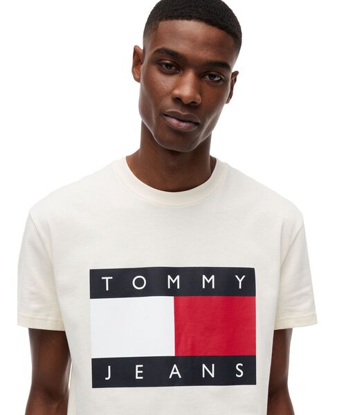 tommy jeans(トミー ジーンズ)の「フラッグロゴプリントショートスリーブTシャツ(Tシャツ/カットソー・メンズ・ホワイト/マルチ・SMALL/X-LARGE/LARGE/MEDIUM/X-SMALL)」の4枚目の写真
