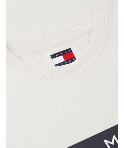 tommy jeans(トミー ジーンズ)の「フラッグロゴプリントショートスリーブTシャツ(Tシャツ/カットソー・メンズ・ホワイト/マルチ・SMALL/X-LARGE/LARGE/MEDIUM/X-SMALL)」の7枚目の写真