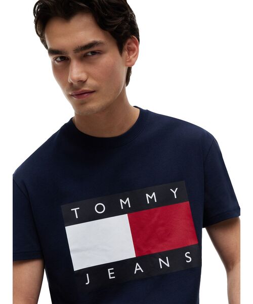 tommy jeans(トミー ジーンズ)の「フラッグロゴプリントショートスリーブTシャツ(Tシャツ/カットソー・メンズ・ホワイト/マルチ・SMALL/X-LARGE/LARGE/MEDIUM/X-SMALL)」の9枚目の写真