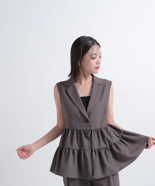 NATURAL BEAUTY BASIC（ナチュラルビューティーベーシック）の「【セットアップ可能】ペプラムジレブラウス（ベスト・レディース・ブルー/ダークブラウン・ﾌﾘ-）」の4枚目の写真