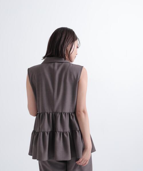 NATURAL BEAUTY BASIC（ナチュラルビューティーベーシック）の「【セットアップ可能】ペプラムジレブラウス（ベスト・レディース・ブルー/ダークブラウン・ﾌﾘ-）」の6枚目の写真