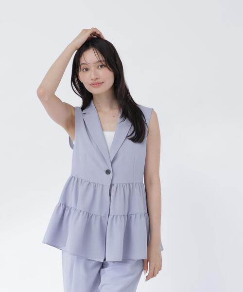 NATURAL BEAUTY BASIC(ナチュラルビューティーベーシック)の「【セットアップ可能】ペプラムジレブラウス(ベスト・レディース・ブルー/ダークブラウン・フリ-)」の6枚目の写真