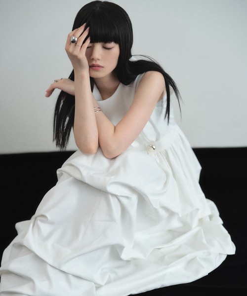 ARVELLIA(アルベリア)の「DRAPED VOLUME DRESS(ワンピース・レディース・ホワイト/ブラック・M)」の12枚目の写真