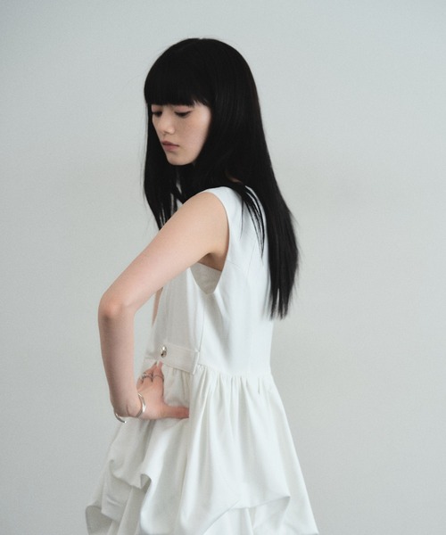 ARVELLIA(アルベリア)の「DRAPED VOLUME DRESS(ワンピース・レディース・ホワイト/ブラック・M)」の7枚目の写真