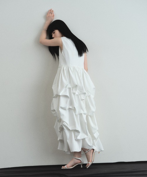 ARVELLIA(アルベリア)の「DRAPED VOLUME DRESS(ワンピース・レディース・ホワイト/ブラック・M)」の8枚目の写真