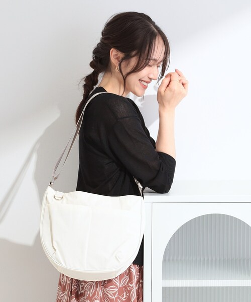 SHOO・LA・RUE(シューラルー)の「【撥水】7ポケットハーフムーンショルダーバッグ(ショルダーバッグ・レディース・ブラック/グレー/ライトベージュ/アイボリー/ライトブルー・00)」の1枚目の写真