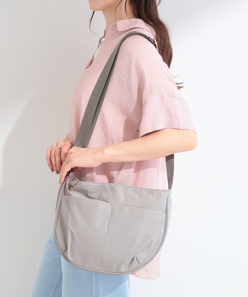 SHOO・LA・RUE(シューラルー)の「【撥水】7ポケットハーフムーンショルダーバッグ(ショルダーバッグ・レディース・ブラック/グレー/ライトベージュ/アイボリー/ライトブルー・00)」の8枚目の写真