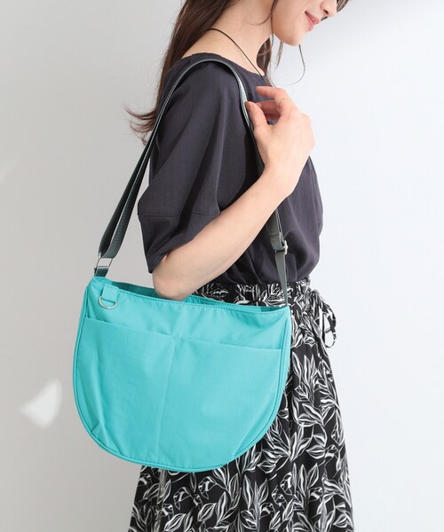 SHOO・LA・RUE(シューラルー)の「【撥水】7ポケットハーフムーンショルダーバッグ(ショルダーバッグ・レディース・ブラック/グレー/ライトベージュ/アイボリー/ライトブルー・00)」の14枚目の写真