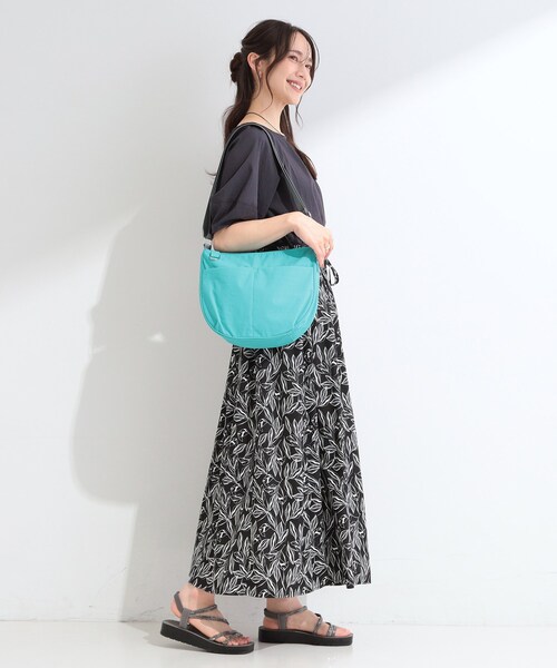 SHOO・LA・RUE(シューラルー)の「【撥水】7ポケットハーフムーンショルダーバッグ(ショルダーバッグ・レディース・ブラック/グレー/ライトベージュ/アイボリー/ライトブルー・00)」の15枚目の写真