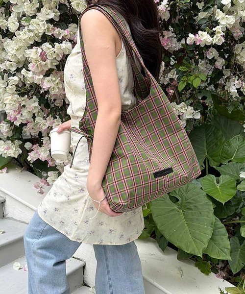LA VORAGINE(ラ ヴォラジネ)の「バイカラー チェック柄 A4対応大容量トートバッグ(トートバッグ・レディース・ブルー/グリーン/BROWN・FREE)」の9枚目の写真