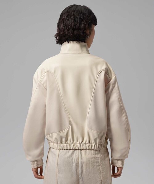 JORDAN BRAND(ジョーダンブランド)の「ジョーダン フライト ウィメンズ フェイク レザー ジャケット / Jordan Flight Women's Faux Leather Jacket IM6813-272 Pearl White(ブルゾン・レディース・アイボリー系・L/XS/XL/S/M)」の2枚目の写真